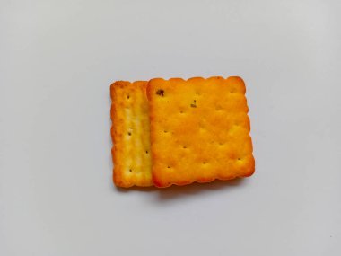 Kremalı bisküvi beyaz arkaplanda izole edildi.