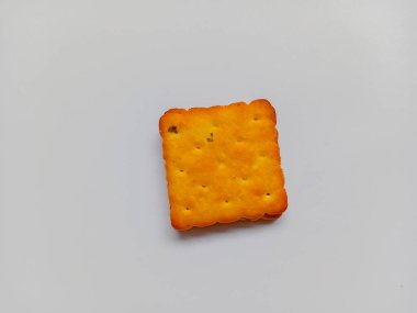 Kremalı bisküvi beyaz arkaplanda izole edildi.