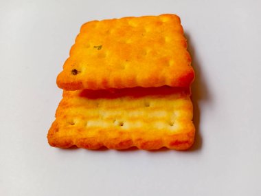 Kremalı bisküvi beyaz arkaplanda izole edildi.