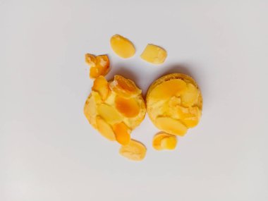 Çıtır badem keki beyaz arkaplanda izole edildi.