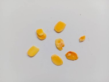 Dilimlenmiş bademler beyaz arkaplanda izole edilmiş.