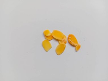 Dilimlenmiş bademler beyaz arkaplanda izole edilmiş.