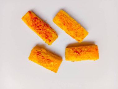 Beyaz arka planda izole edilmiş uzun peynirli nastar kurabiyeleri.