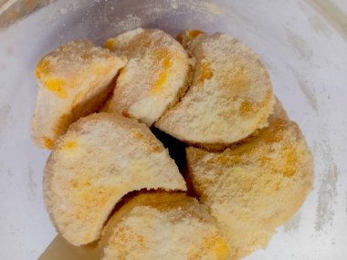 Kue Putri Salju veya kar prensesi kurabiyeleri beyaz arka planda izole.