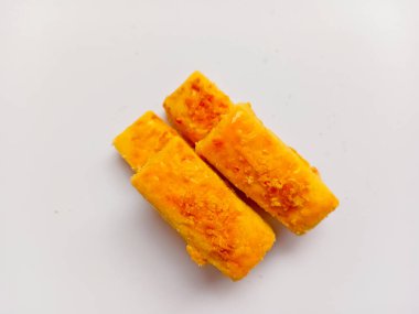 Beyaz arka planda izole edilmiş uzun peynirli nastar kurabiyeleri.