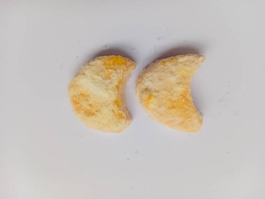 Kue Putri Salju veya kar prensesi kurabiyeleri beyaz arka planda izole.