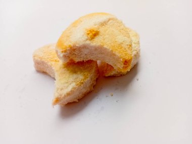 Kue Putri Salju veya kar prensesi kurabiyeleri beyaz arka planda izole.