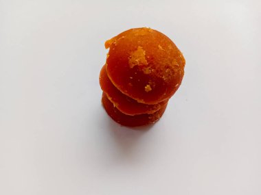 Beyaz arkaplanda izole edilmiş Java şekeri veya palmiye şekeri.