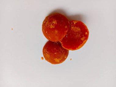 Beyaz arkaplanda izole edilmiş Java şekeri veya palmiye şekeri.