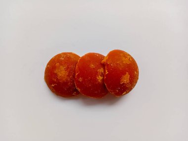 Beyaz arkaplanda izole edilmiş Java şekeri veya palmiye şekeri.