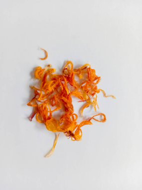 Beyaz arkaplanda kızarmış soğan