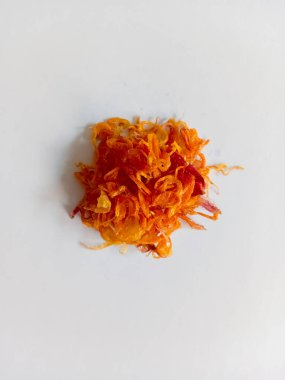 Beyaz arkaplanda kızarmış soğan