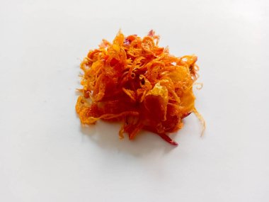 Beyaz arkaplanda kızarmış soğan