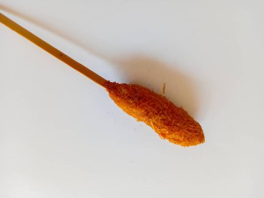 'Sate daging kelapa' veya hindistan cevizi eti satay beyaz arka planda izole.