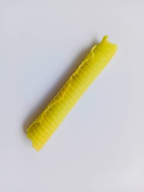 Kue Semprong Hijau ya da beyaz arkaplanda izole edilmiş yeşil semprong keki. Endonezya hamur yemeği.