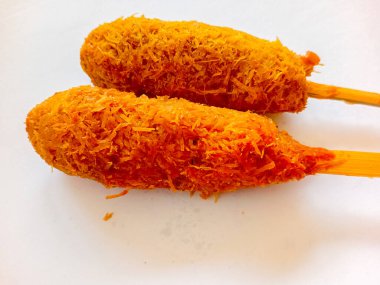 'Sate daging kelapa' veya hindistan cevizi eti satay beyaz arka planda izole.