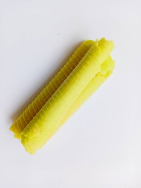 Kue Semprong Hijau ya da beyaz arkaplanda izole edilmiş yeşil semprong keki. Endonezya hamur yemeği.