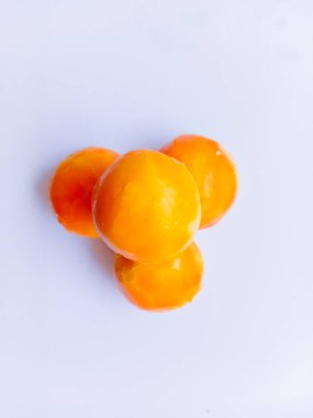 Beyaz zemin üzerinde peynir nastarı.