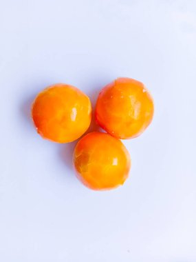 Beyaz zemin üzerinde peynir nastarı.