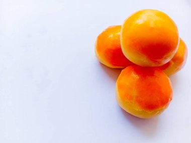 Beyaz zemin üzerinde peynir nastarı.