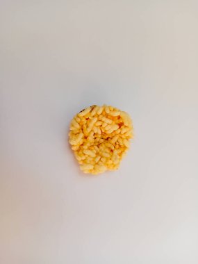 Rengginang veya Rice Crackers beyaz arkaplanda izole edilmiş.