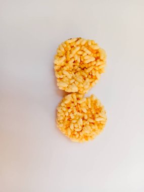 Rengginang veya Rice Crackers beyaz arkaplanda izole edilmiş.
