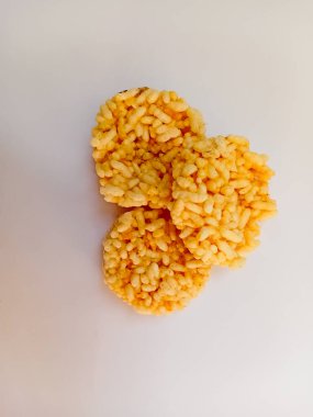 Rengginang veya Rice Crackers beyaz arkaplanda izole edilmiş.