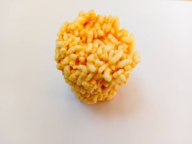Rengginang veya Rice Crackers beyaz arkaplanda izole edilmiş.