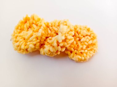 Rengginang veya Rice Crackers beyaz arkaplanda izole edilmiş.