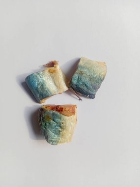 Beyaz arka planda izole edilmiş uskumru balığı parçaları..