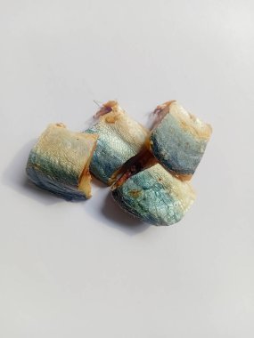 Beyaz arka planda izole edilmiş uskumru balığı parçaları..