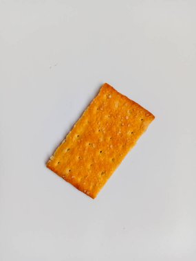 Beyaz arkaplanda izole edilmiş şekerli bisküvi.