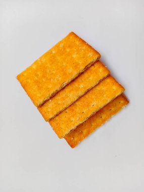 Beyaz arkaplanda izole şeker bisküvileri.