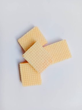 Beyaz arka planda izole edilmiş bir yığın peynir. Lezzetli çocuk atıştırmalığı.