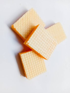 Beyaz arkaplanda izole peynirli gofretler.