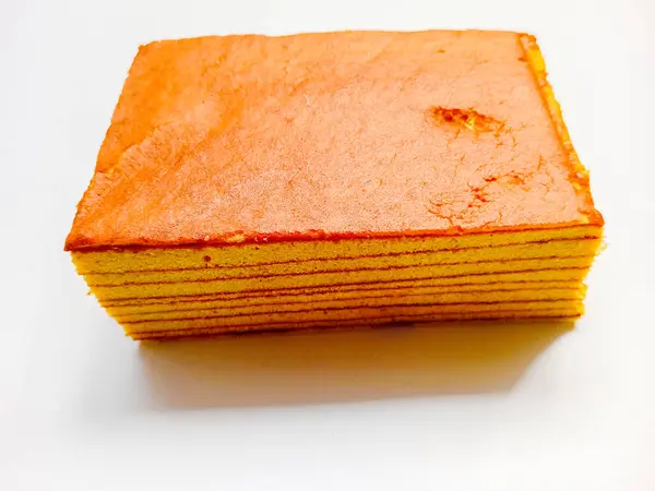 Beyaz arka planda izole edilmiş yasal katmanlı pasta.