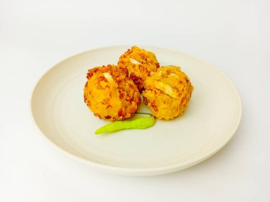 Bala-Bala ya da biberli sebzeli börek yuvarlak tabakta servis edilir, beyaz arka planda izole edilir..