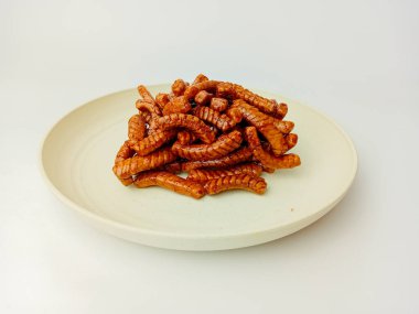 Yuvarlak tabakta servis edilen çikolatalı atıştırmalıklar, beyaz arka planda izole edilmiş..