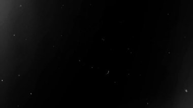 Gürültü toz çiziklerini bastırır. Eski hasarlı film yüzeyi. Retro biçim video efekti.