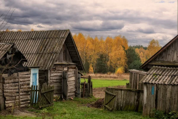 晩秋のウクライナの田舎の奥地 古い木造の建物 ウクライナ — ストック写真
