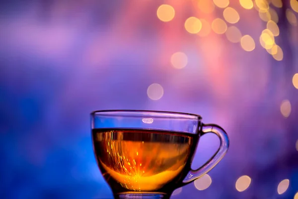 Boże Narodzenie Koncepcja Nowego Roku Filiżanka Herbaty Musujące Girlandy Wieczorna — Zdjęcie stockowe