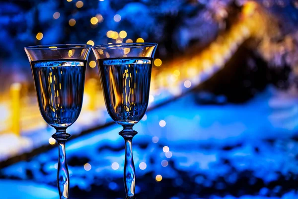 Yeni Yıl Konsepti Kış Akşamı Arka Planında Şampanya Köpüklü Şarap — Stok fotoğraf