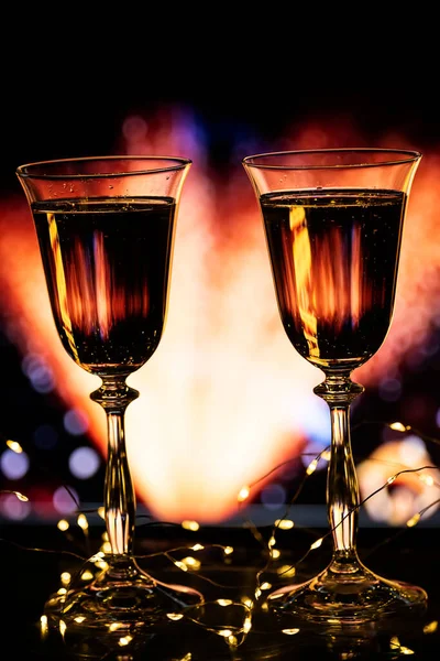 Yeni Yıl Konsepti Kış Akşamı Arka Planında Şampanya Köpüklü Şarap — Stok fotoğraf