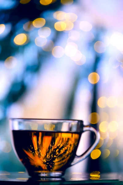 Koncepcja Nowego Roku Bożego Narodzenia Filiżankę Herbaty Błyszczącą Girlandę Wieczorna — Zdjęcie stockowe