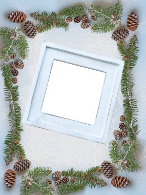  Yılbaşı arka planında, karlı bir arka planda Noel ağacı dalları ve koniler var..