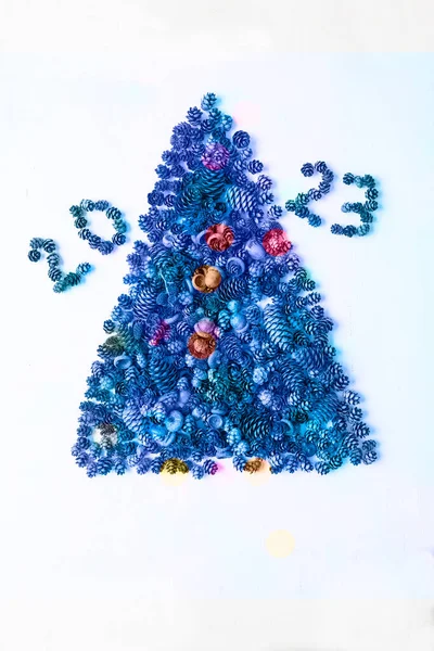 Abstraktní Vánoční Stromeček Kuželů Pozadí Barevným Bokeh Písmeno 2023 — Stock fotografie