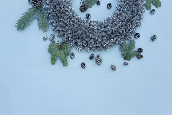 Corona Navidad Año Nuevo Pequeños Conos Plata Sobre Fondo Azul — Foto de Stock