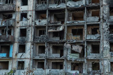 Bombalanmış çok katlı bir bina. Ukrayna 'da savaş..