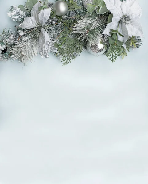 Guirnalda Decorativa Navidad Año Nuevo Sobre Fondo Azul Claro Postal — Foto de Stock