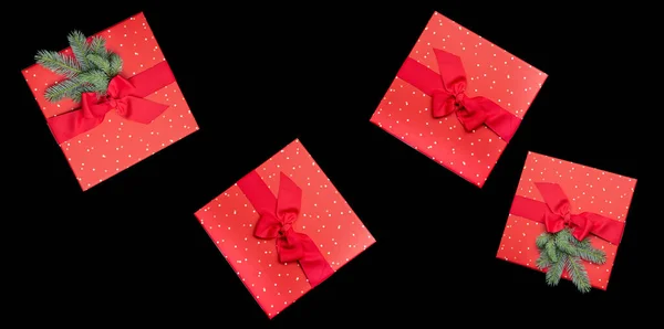 Красные Подарочные Коробки Луком Еловой Веточкой Черном Фоне Формат Баннера — стоковое фото
